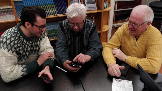 Digitalhjälpare Gustav Hillbom tillsammans med två deltagare på ett digitalhjälpsarrangemang.