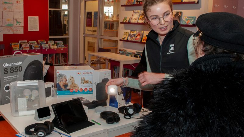 Digital fixare visar olika produkter för en besökare på Teknikbiblioteket i Solna