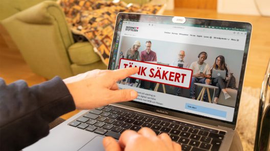 Foto på laptop-skärm som visar Internetstiftelsens sajt till kampanjen Tänk säkert