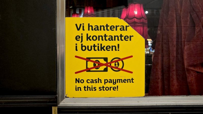 Skylt från restaurangfönster med texten vi hanterar ej kontanter i butiken